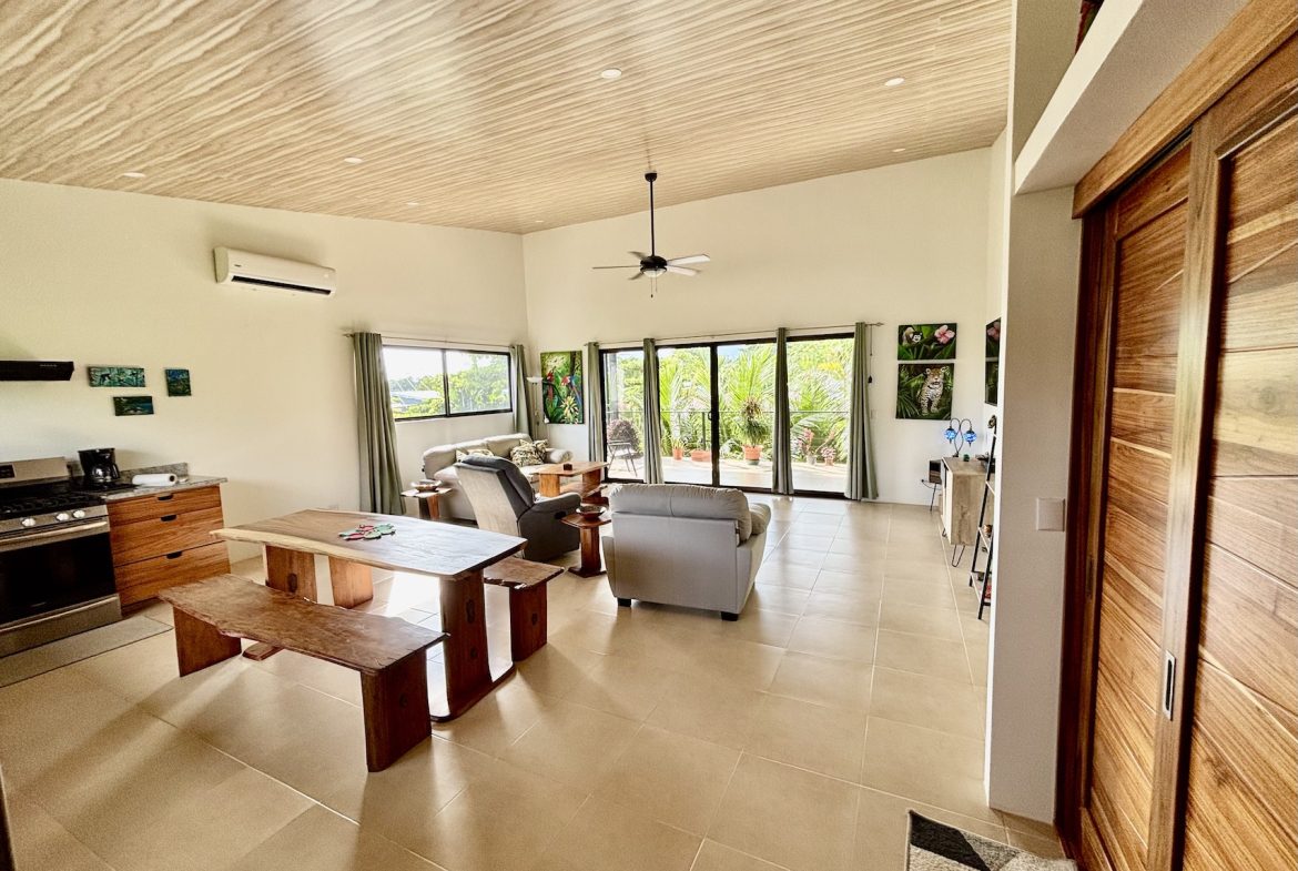 PROPERTY WITH TWO BEDROOM AND MOUNTAIN VIEWS, IN  UVITA – 0.27 ACRES