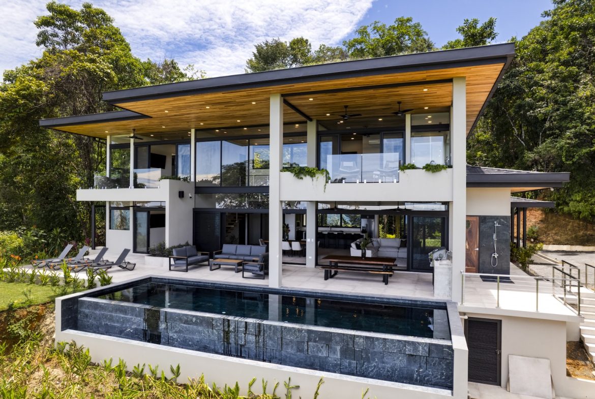 LUXURY JUNGLE PROPERTY WITH FOUR BEDROOMS AND OCEAN VIEWS, IN DOMINICALITO – 1.25 ACRES