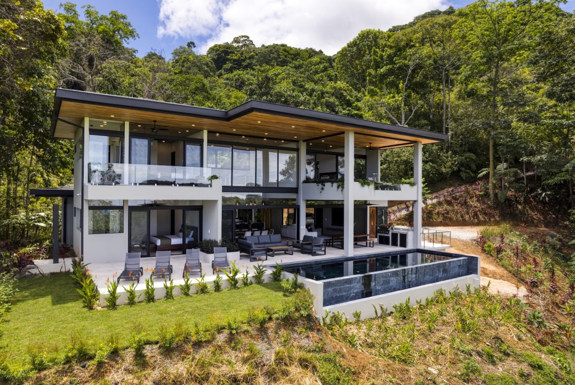 LUXURY JUNGLE PROPERTY WITH FOUR BEDROOMS AND OCEAN VIEWS, IN DOMINICALITO – 1.25 ACRES