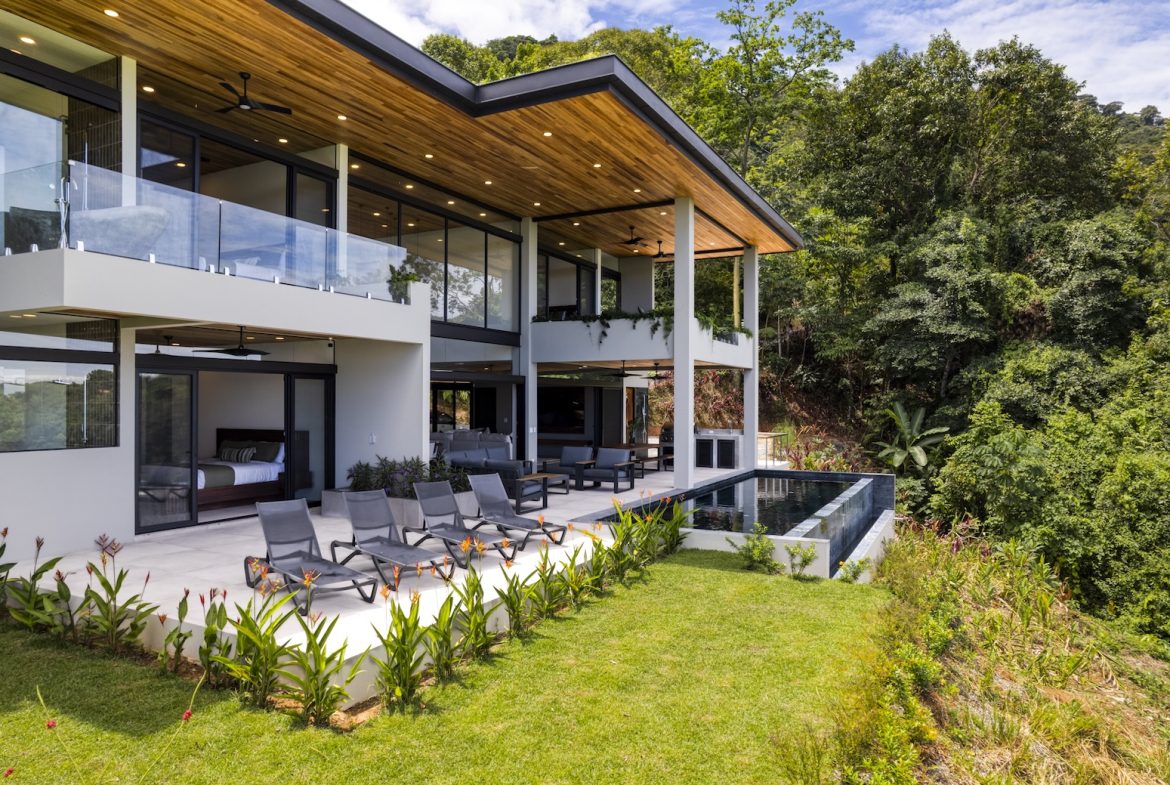 LUXURY JUNGLE PROPERTY WITH FOUR BEDROOMS AND OCEAN VIEWS, IN DOMINICALITO – 1.25 ACRES, Uvita, Costa Rica — photo 2