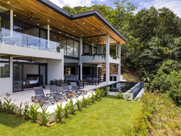 LUXURY JUNGLE PROPERTY WITH FOUR BEDROOMS AND OCEAN VIEWS, IN DOMINICALITO – 1.25 ACRES, Dominicalito, Costa Rica — photo 2