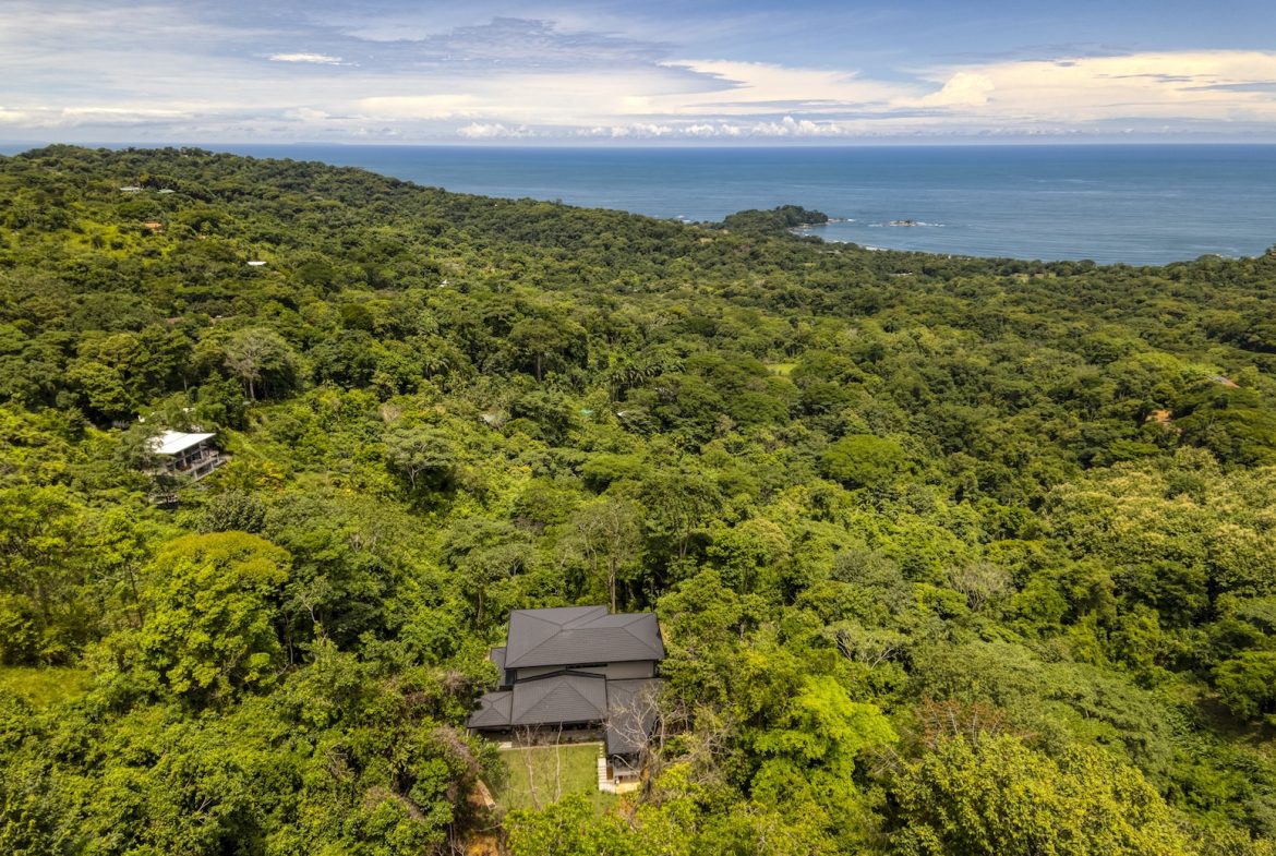 LUXURY JUNGLE PROPERTY WITH FOUR BEDROOMS AND OCEAN VIEWS, IN DOMINICALITO – 1.25 ACRES