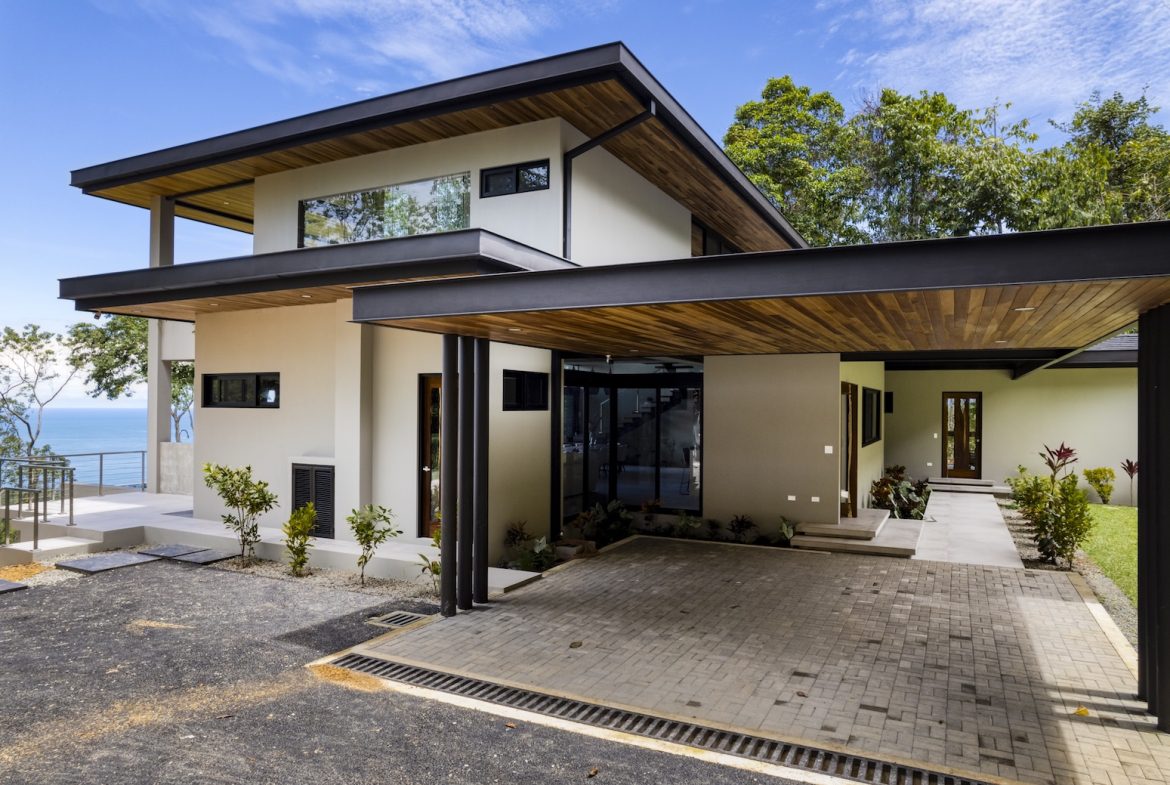LUXURY JUNGLE PROPERTY WITH FOUR BEDROOMS AND OCEAN VIEWS, IN DOMINICALITO – 1.25 ACRES