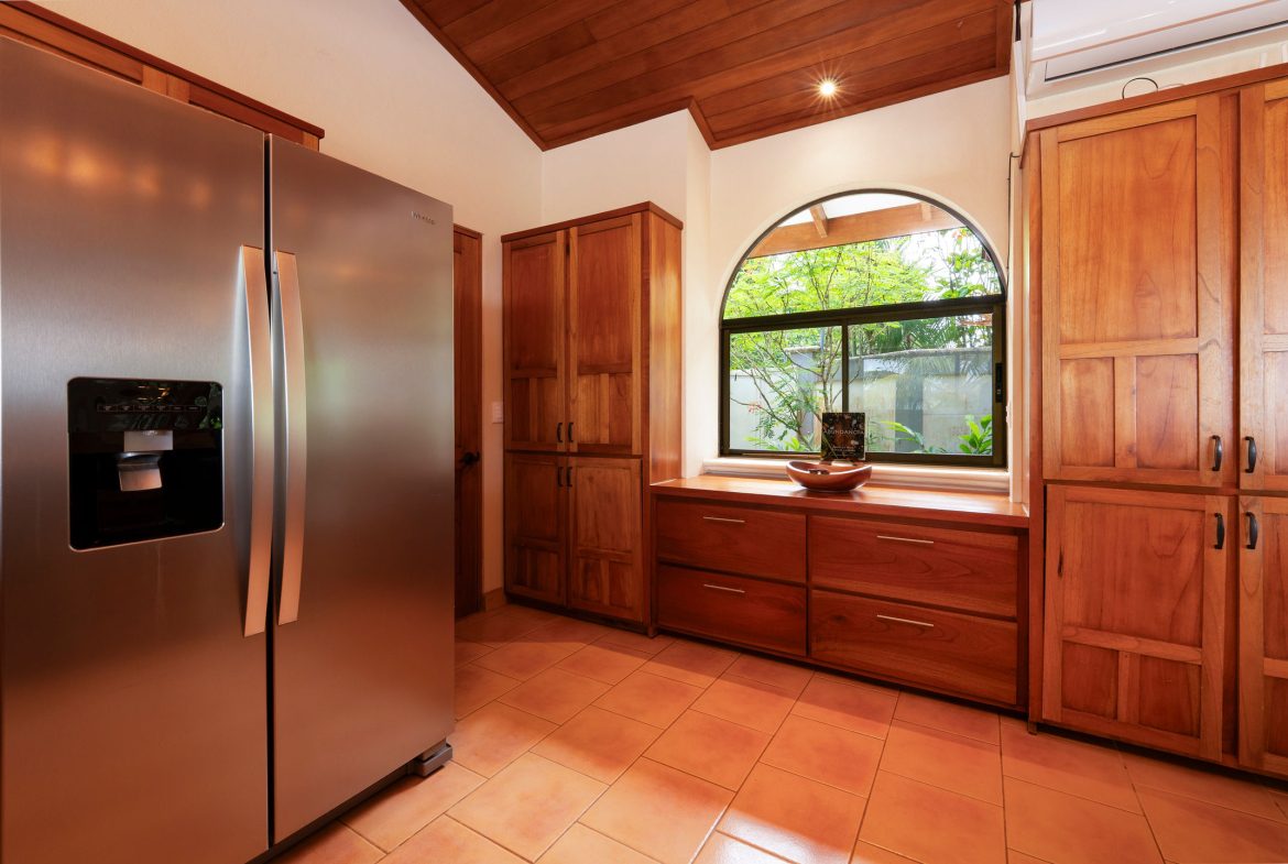 OCEAN AND MOUNTAIN VIEW 3 BEDROOM HOME WITH POOL IN LAGUNAS