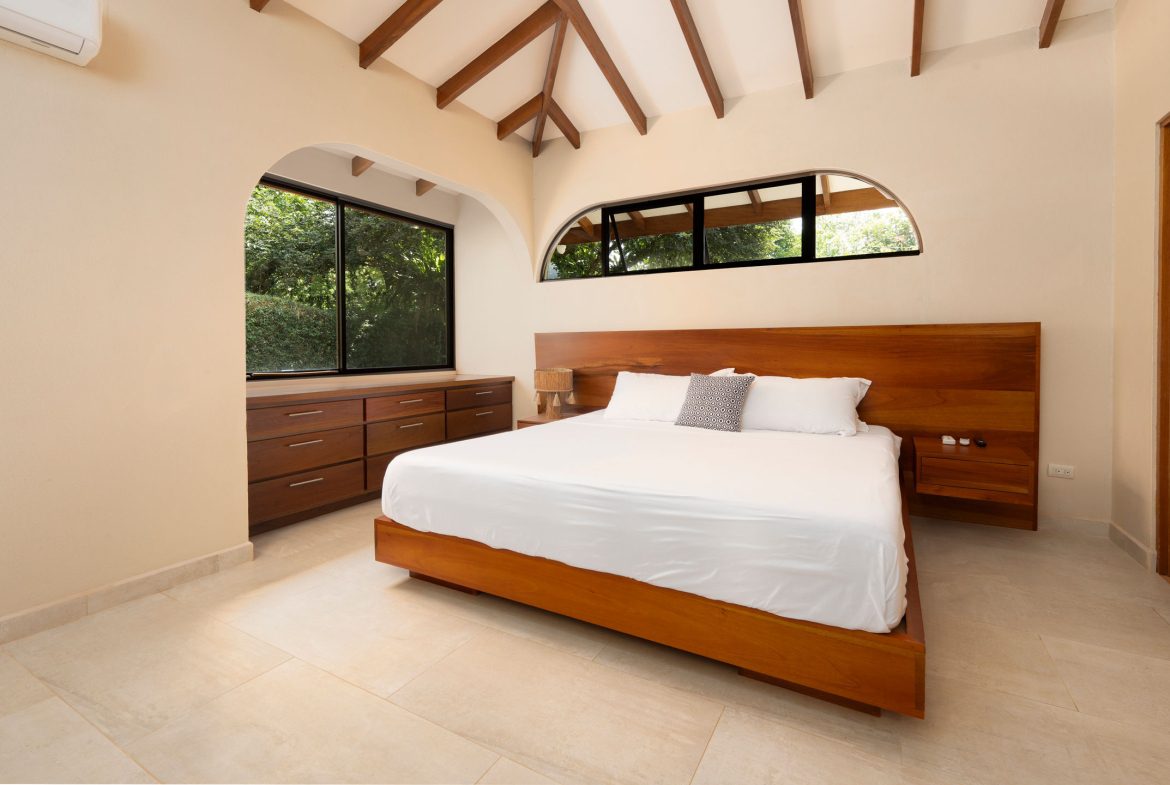 OCEAN AND MOUNTAIN VIEW 3 BEDROOM HOME WITH POOL IN LAGUNAS