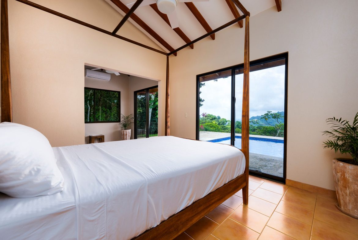 OCEAN AND MOUNTAIN VIEW 3 BEDROOM HOME WITH POOL IN LAGUNAS