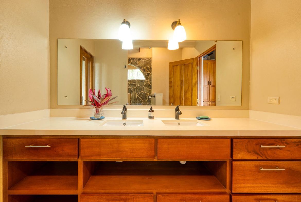 OCEAN AND MOUNTAIN VIEW 3 BEDROOM HOME WITH POOL IN LAGUNAS