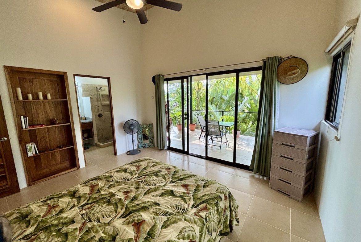 PROPERTY WITH TWO BEDROOM AND MOUNTAIN VIEWS, IN  UVITA – 0.27 ACRES