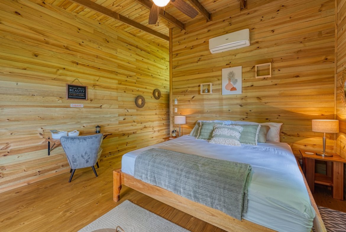 COMMERCIAL HOTEL PROPERTY WITH SIXTEEN BEDROOMS, IN LA TUMBAS TINAMASTES – 62 ACRES