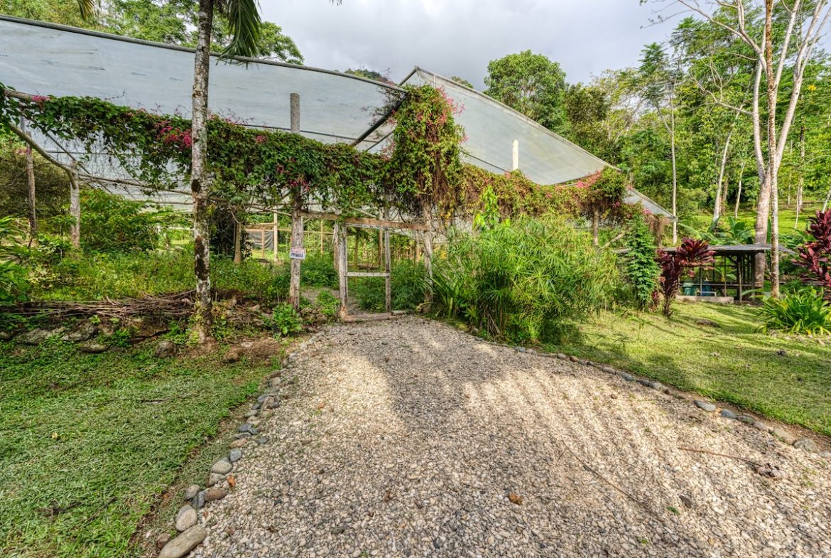 COMMERCIAL HOTEL PROPERTY WITH SIXTEEN BEDROOMS, IN LA TUMBAS TINAMASTES – 62 ACRES
