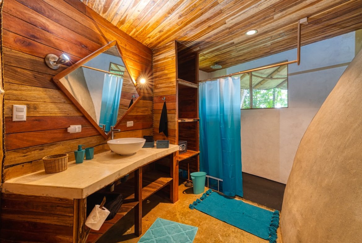 COMMERCIAL HOTEL PROPERTY WITH SIXTEEN BEDROOMS, IN LA TUMBAS TINAMASTES – 62 ACRES