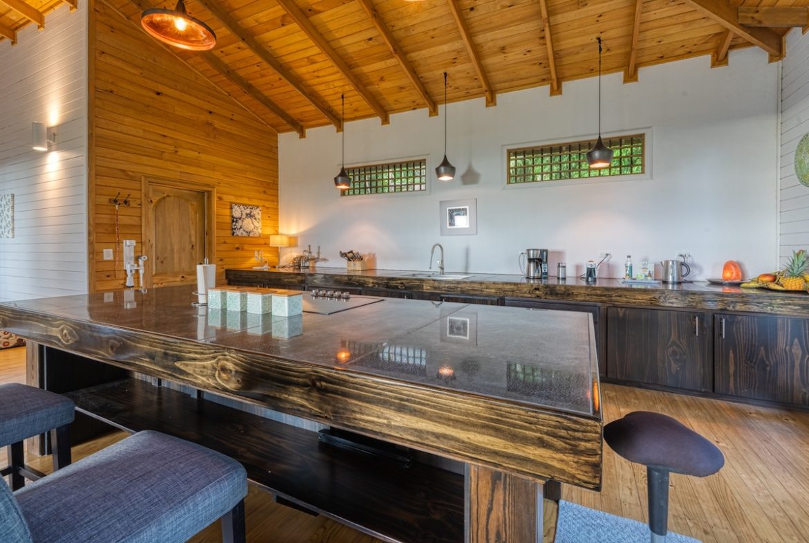 COMMERCIAL HOTEL PROPERTY WITH SIXTEEN BEDROOMS, IN LA TUMBAS TINAMASTES – 62 ACRES