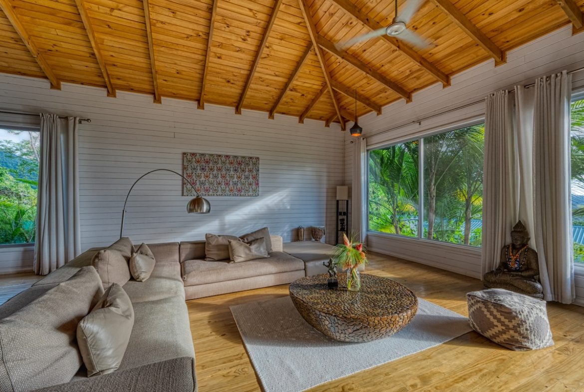 COMMERCIAL HOTEL PROPERTY WITH SIXTEEN BEDROOMS, IN LA TUMBAS TINAMASTES – 62 ACRES