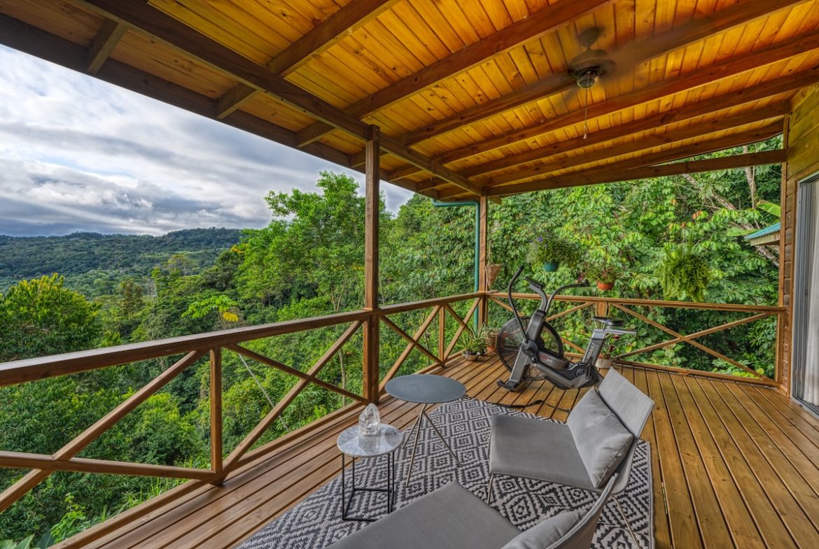 COMMERCIAL HOTEL PROPERTY WITH SIXTEEN BEDROOMS, IN LA TUMBAS TINAMASTES – 62 ACRES