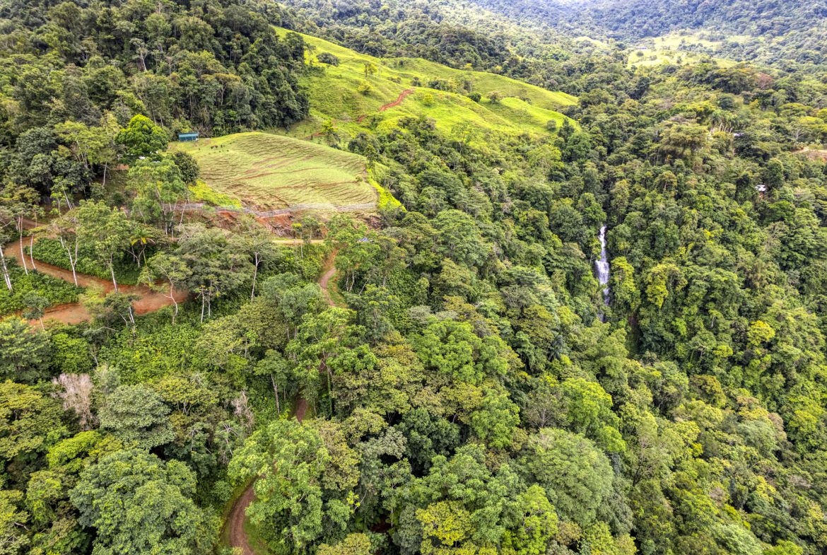 PROPERTY WITH A PANORAMIC VIEWS OF A MOUNTAINS AND WATERFALL, IN ALFOMBRA TINAMASTES – 21.34 ACRES