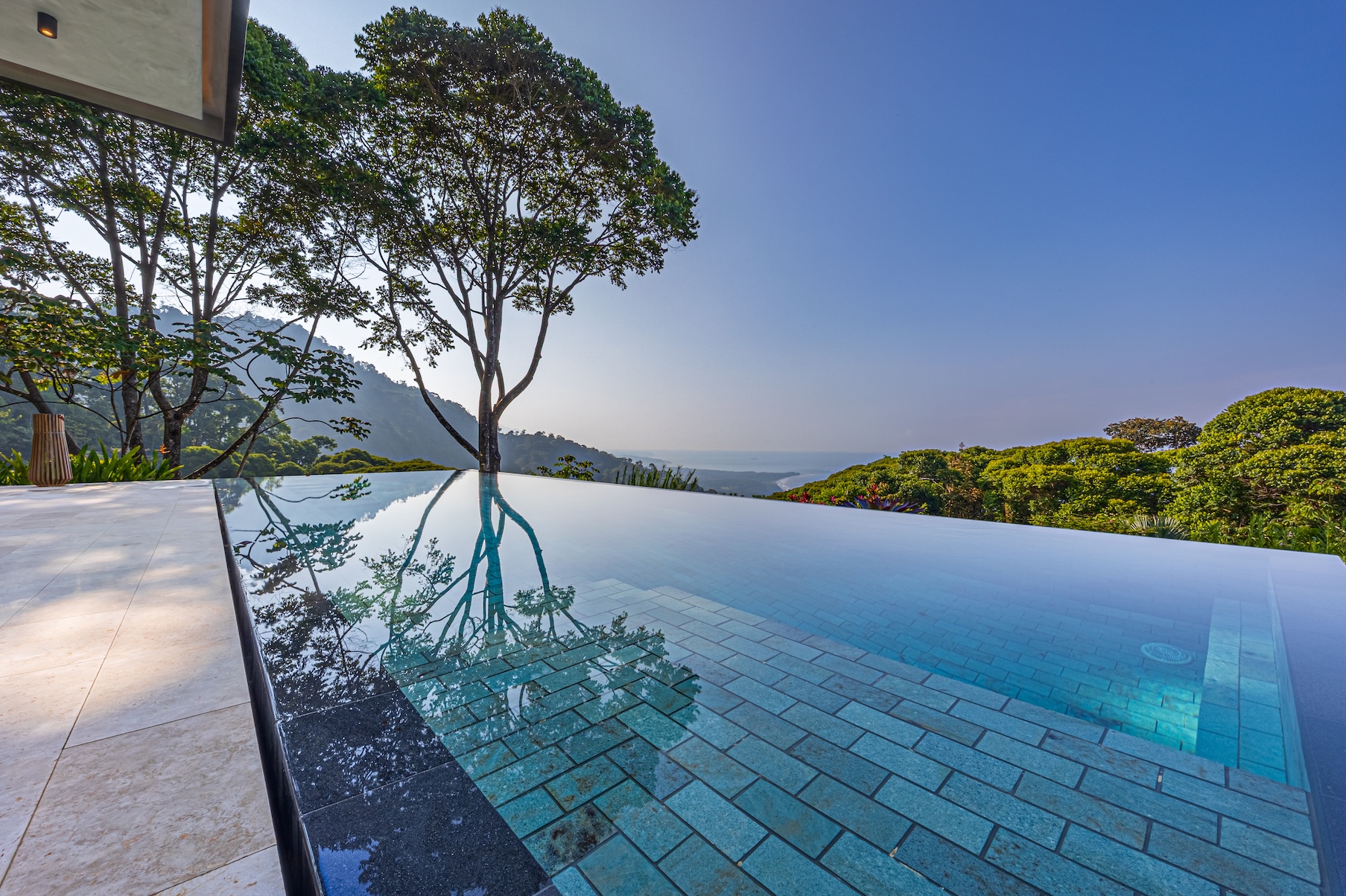 costa-rica-infinity-pool-whale-tail