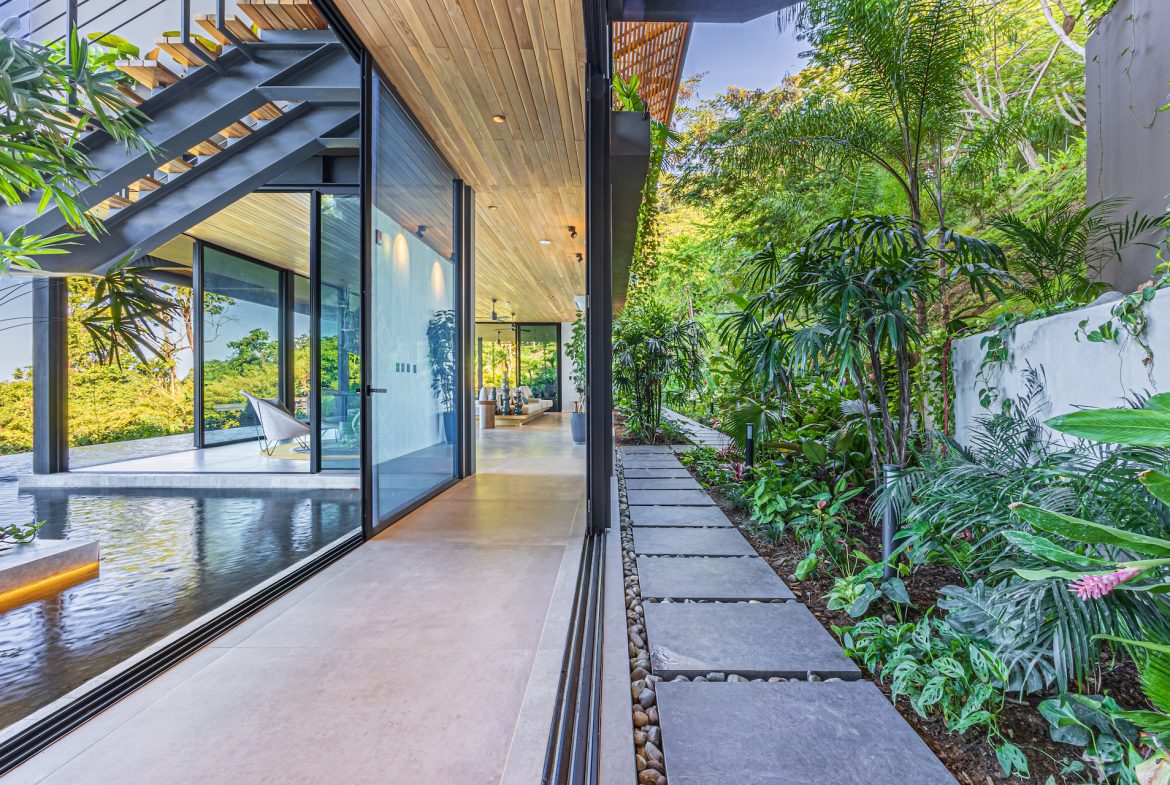 LUXURY PROPERTY WITH FIVE BEDROOM WITH A PANORAMIC VIEWS OF THE SUNSET AND OCEAN CASCADA DE LUZ, IN DOMIICALITO – 1.23 ACRES, Uvita, Costa Rica — photo 4