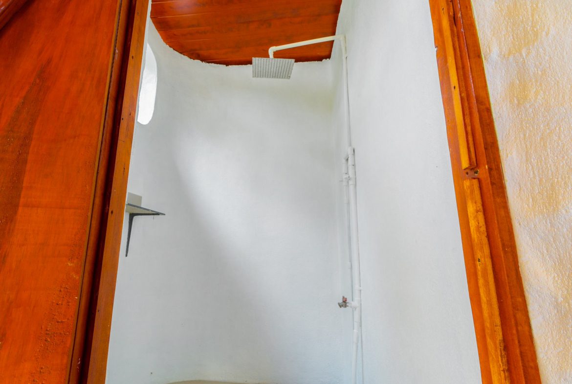 HOTEL PROPERTY WITH TEN BEDROOMS NEAR TO THE BEACH, IN OJOCHAL – 1.5 ACRES
