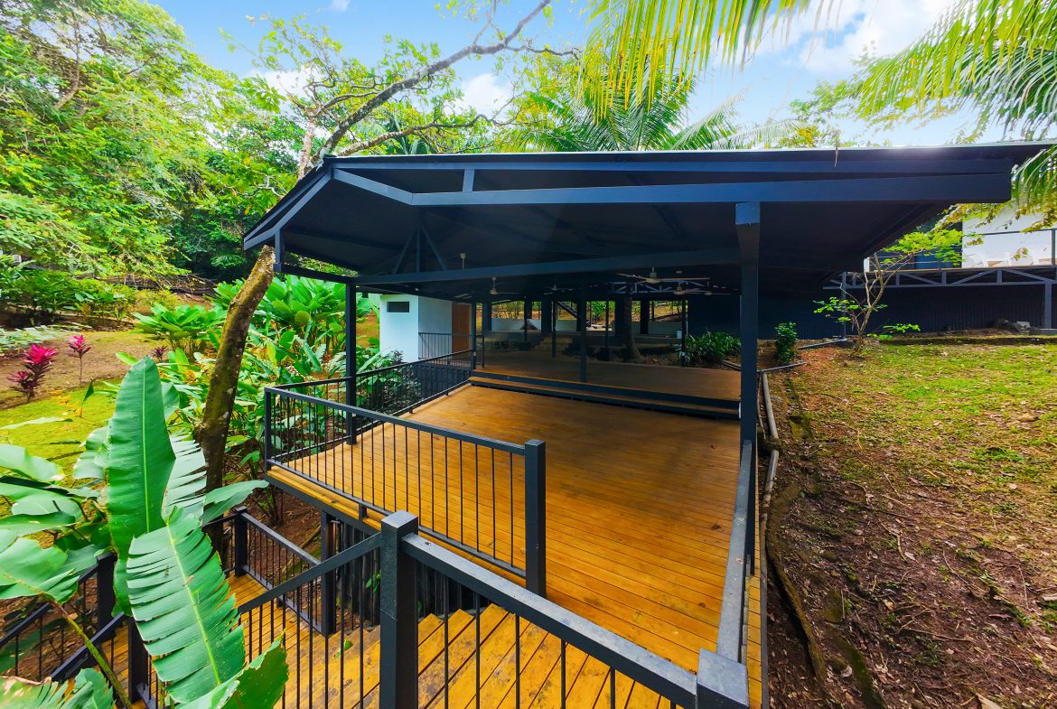 HOTEL PROPERTY WITH TEN BEDROOMS NEAR TO THE BEACH, IN OJOCHAL – 1.5 ACRES