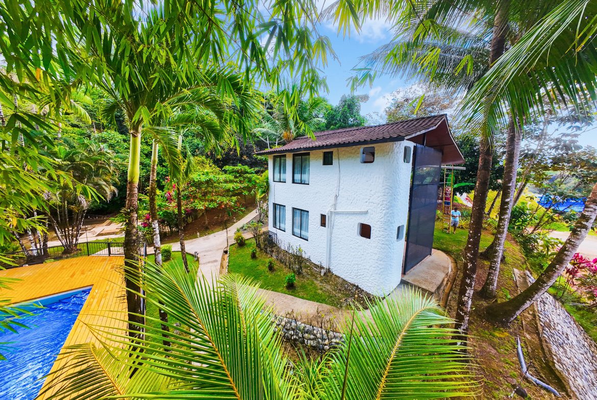 HOTEL PROPERTY WITH TEN BEDROOMS NEAR TO THE BEACH, IN OJOCHAL – 1.5 ACRES