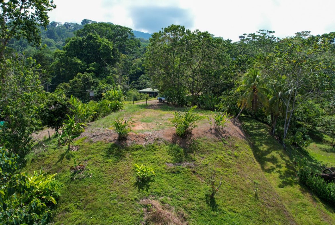 BUILDING PROPERTY WITH MOUNTAIN VIEWS, IN LA COLONIA UVITA – 0.51 ACRES