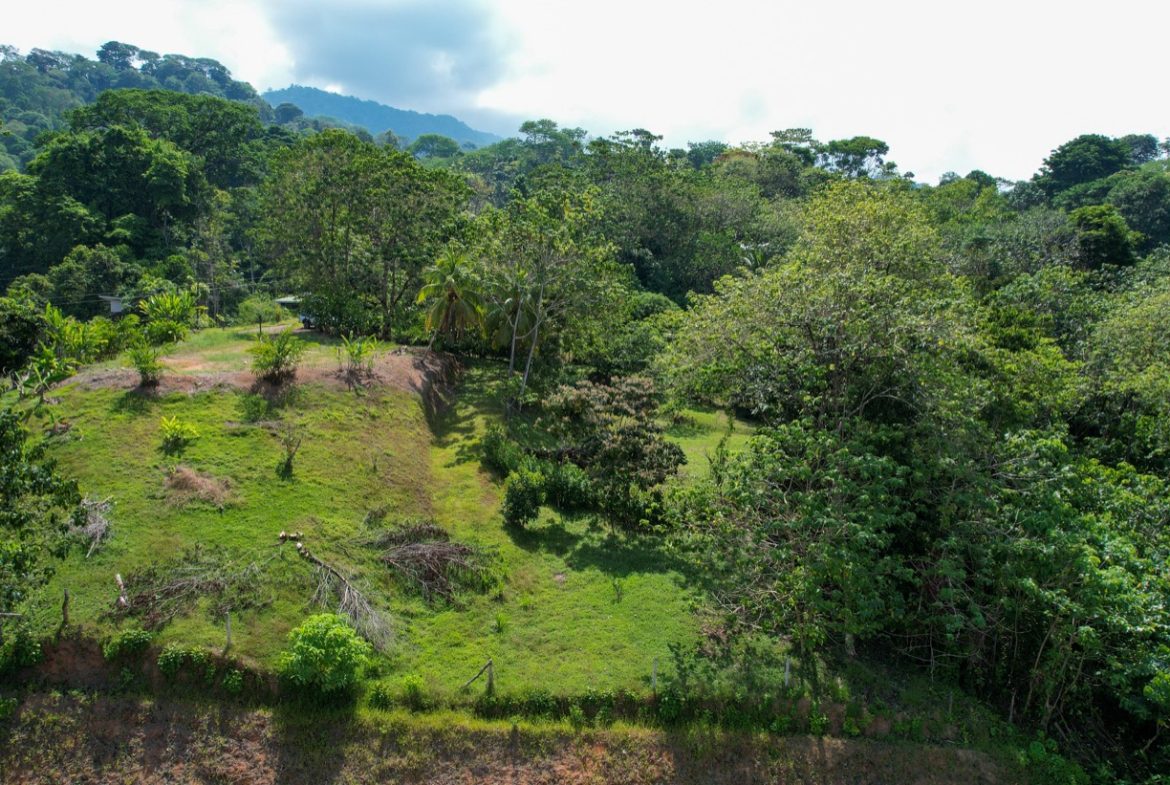 BUILDING PROPERTY WITH MOUNTAIN VIEWS, IN LA COLONIA UVITA – 0.51 ACRES