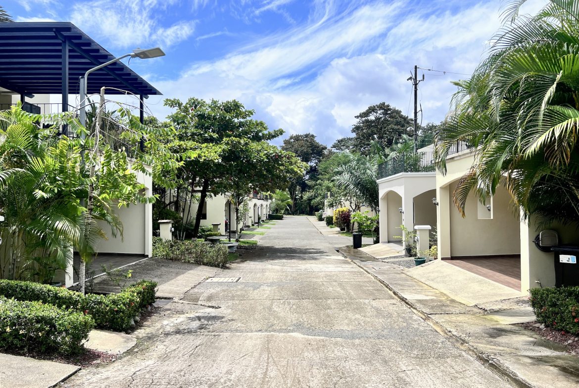 VILLA TORTUGA IN GATED COMMUNITY NEAR TO QUEPOS CENTER  – 0.08 ACRES