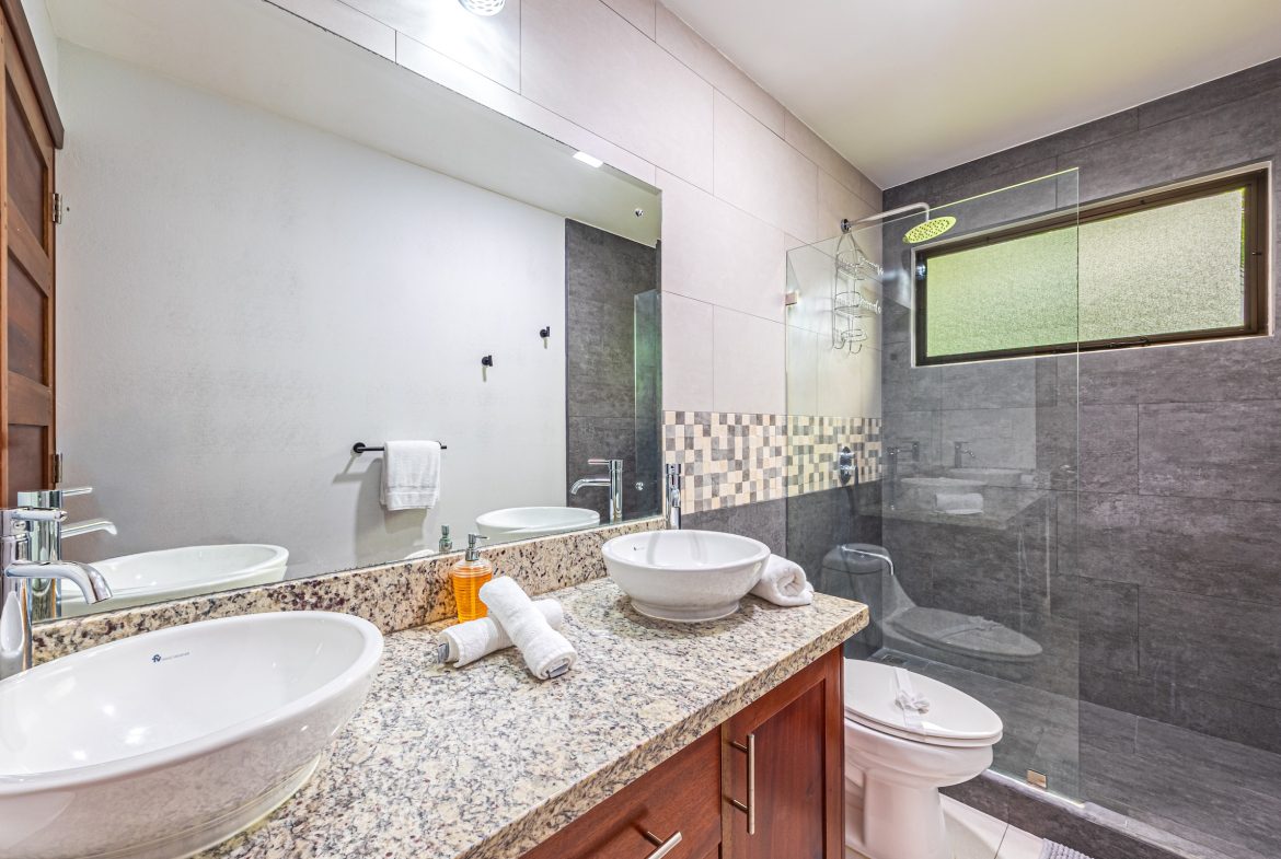 PROPERTY WITH TWO BEDROOM AND COVERED PATIO, IN UVITA – 0.11 ACRES
