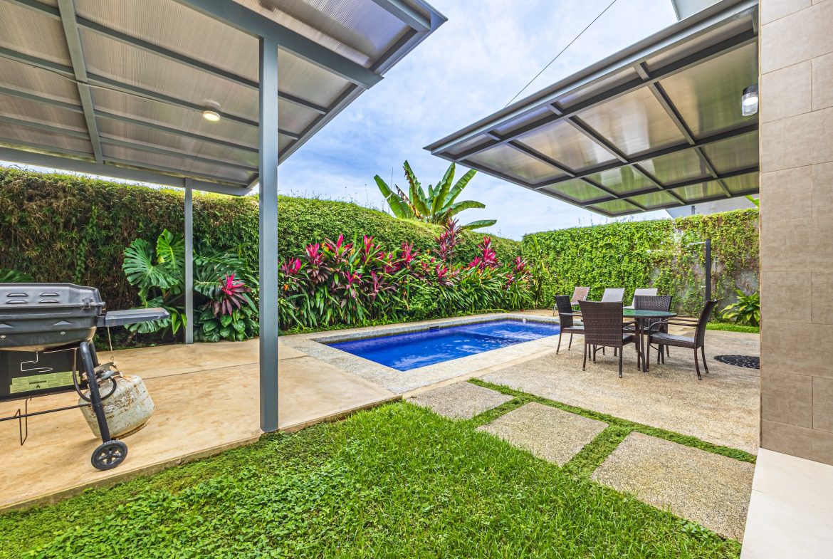 PROPERTY WITH TWO BEDROOM AND COVERED PATIO, IN UVITA – 0.11 ACRES