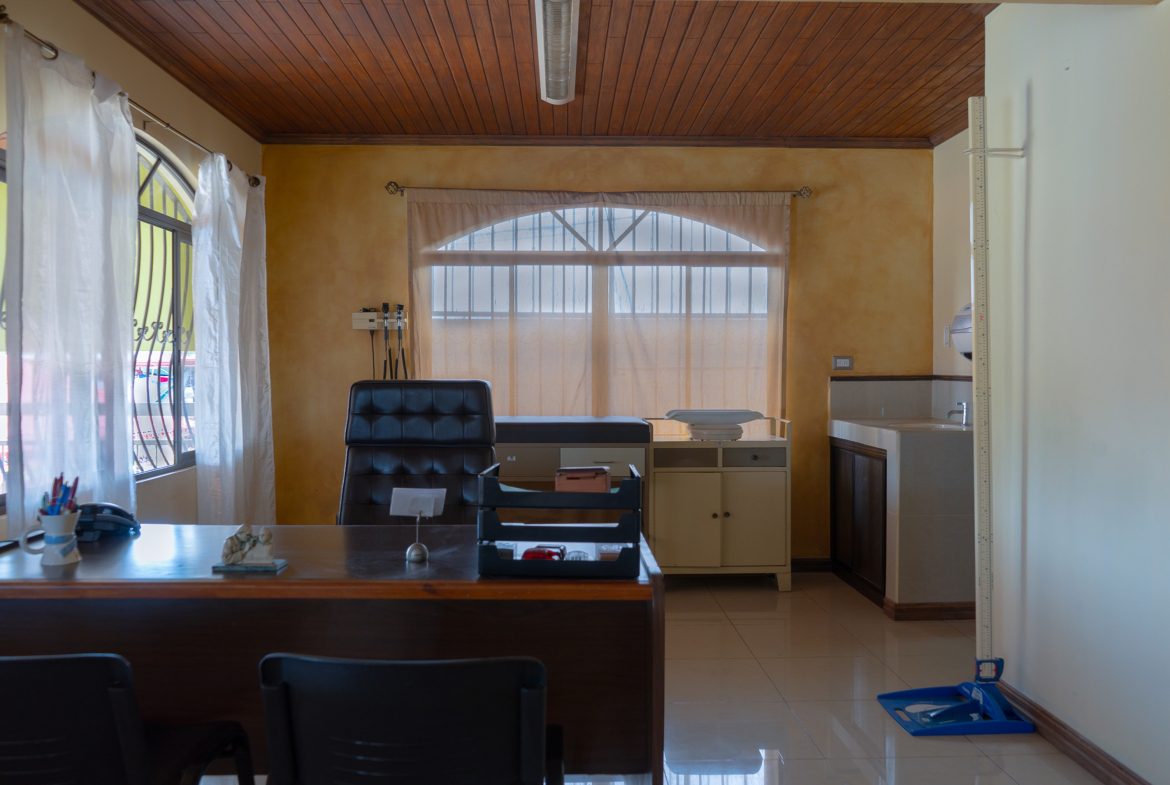 OFFICE PROPERTY WITH TEN ROOMS, IN SAN ISIDRO DEL GENERAL – 0.24 ACRES