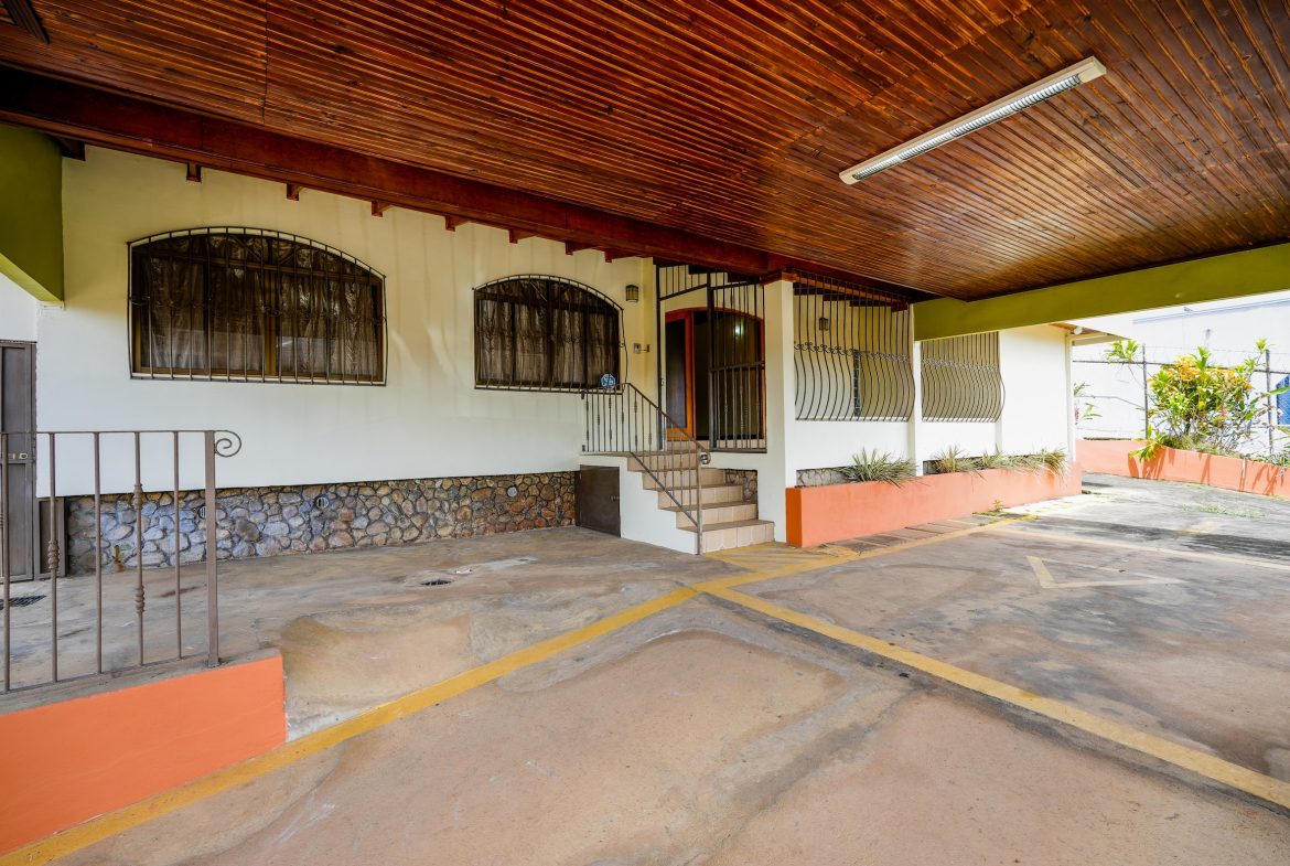 OFFICE PROPERTY WITH TEN ROOMS, IN SAN ISIDRO DEL GENERAL – 0.24 ACRES