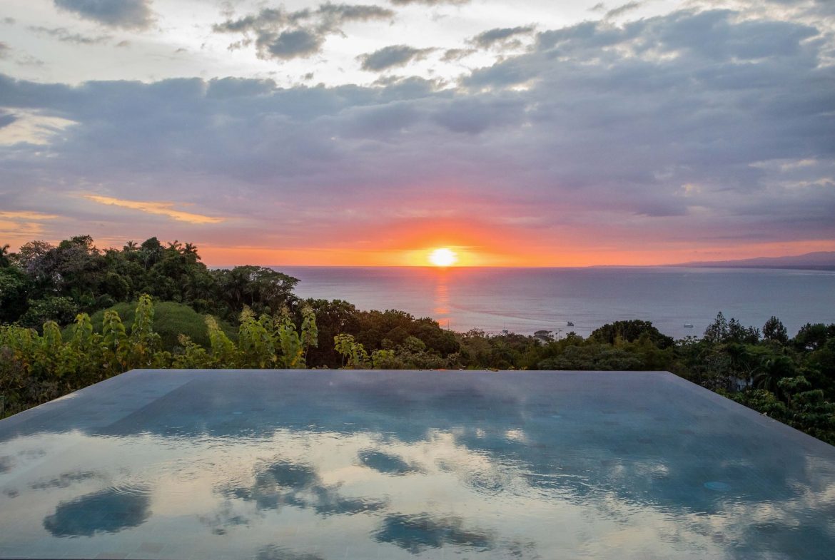 BEAUTIFUL PROPERTY WITH OCEAN FRONT VIEWS, IN QUEPOS – 0.70 ACRES