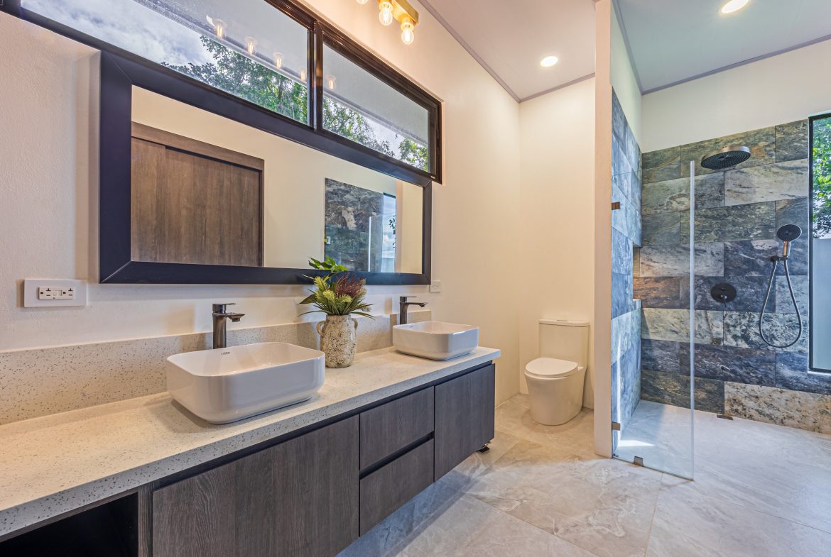 TWO FLOOR PROPERTY WITH VALLEY AND OCEAN VIEWS, IN UVITA – 0.75 ACRES