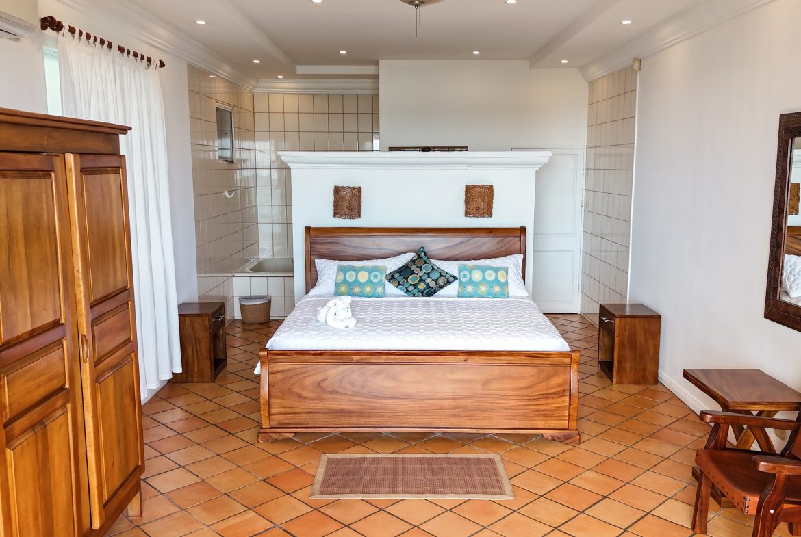 LUXURY PROPERTY WITH FOUR BEDROOMS AND OCEAN VIEWS – 0.26 ACRES