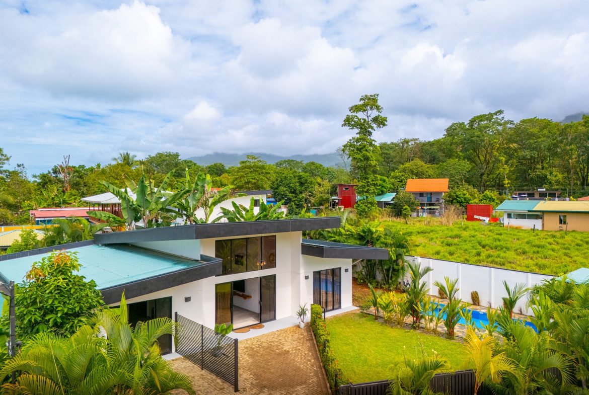 PROPERTY WITH  PUBLIC ROAD IN FRONT AND THREE BEDROOM, IN BAHIA BALLENA – 0.19 ACRES, Uvita, Costa Rica — photo 4