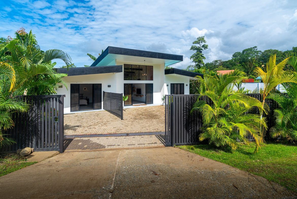 PROPERTY WITH  PUBLIC ROAD IN FRONT AND THREE BEDROOM, IN BAHIA BALLENA – 0.19 ACRES, Uvita, Costa Rica — photo 6