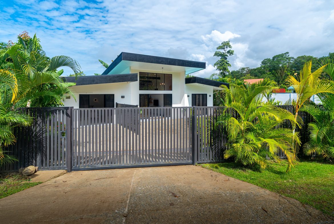 PROPERTY WITH  PUBLIC ROAD IN FRONT AND THREE BEDROOM, IN BAHIA BALLENA – 0.19 ACRES, Uvita, Costa Rica — photo 5
