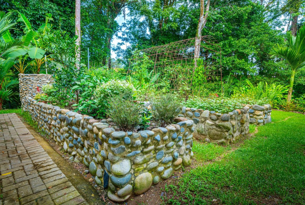 PROPERTY WITH THREE BEDROOM AND GARDEN, IN UVITA – 1.33 ACRES