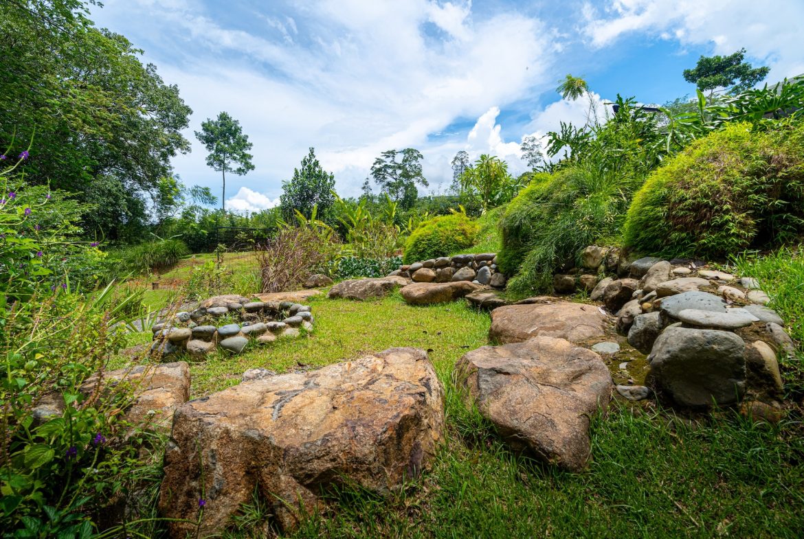 PROPERTY WITH THREE BEDROOM AND GARDEN, IN UVITA – 1.33 ACRES