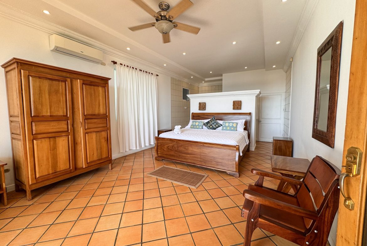 LUXURY PROPERTY WITH FOUR BEDROOMS AND OCEAN VIEWS – 0.26 ACRES
