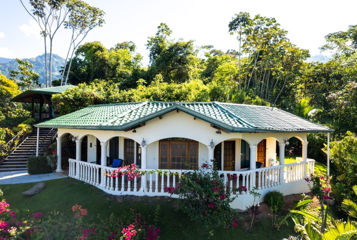 HOTEL PROPERTY WITH EIGHT BEDROOMS IN THE MOUNTAINS, IN TRES RIOS – 5.03 ACRES