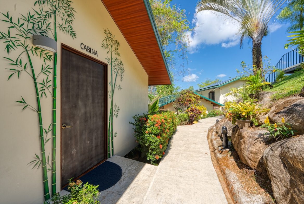 HOTEL PROPERTY WITH EIGHT BEDROOMS IN THE MOUNTAINS, IN TRES RIOS – 5.03 ACRES
