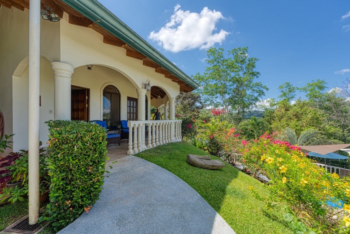 HOTEL PROPERTY WITH EIGHT BEDROOMS IN THE MOUNTAINS, IN TRES RIOS – 5.03 ACRES