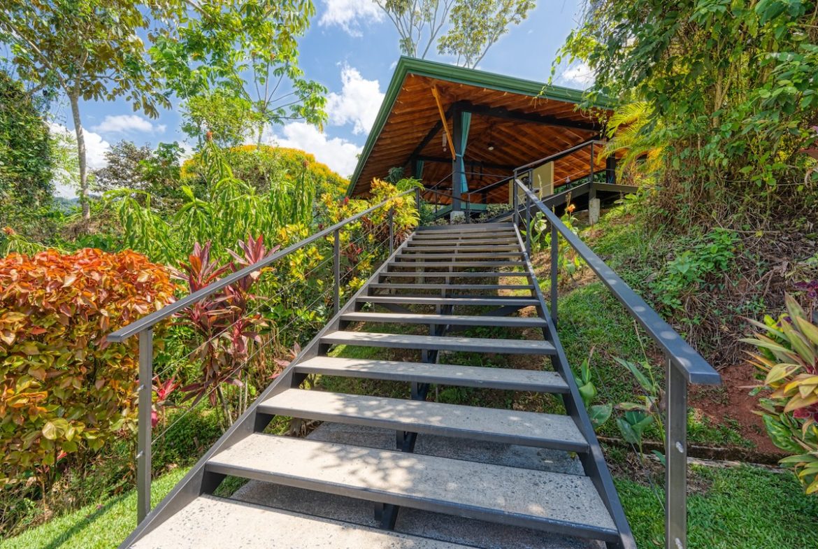 HOTEL PROPERTY WITH EIGHT BEDROOMS IN THE MOUNTAINS, IN TRES RIOS – 5.03 ACRES