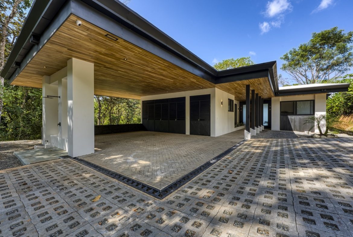 OCEAN VIEW LUXURY 3-BEDROOM HOME IN GATED COMMUNITY