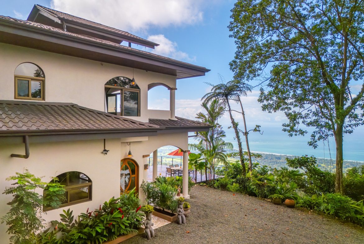 PROPERTY WITH AMAZING WHALE TAIL VIEW 3 BEDROOM HOME, IN UVITA – 1.58 ACRES