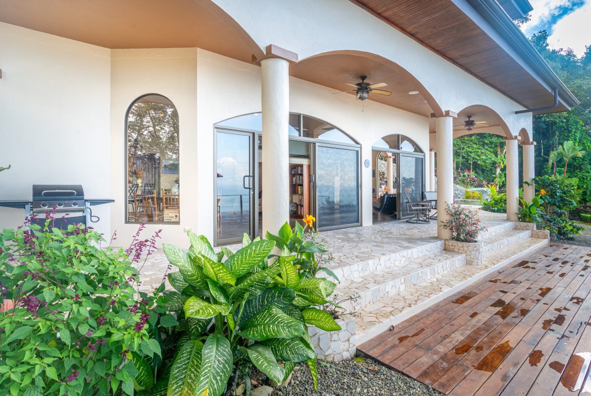 PROPERTY WITH AMAZING WHALE TAIL VIEW 3 BEDROOM HOME, IN UVITA – 1.58 ACRES