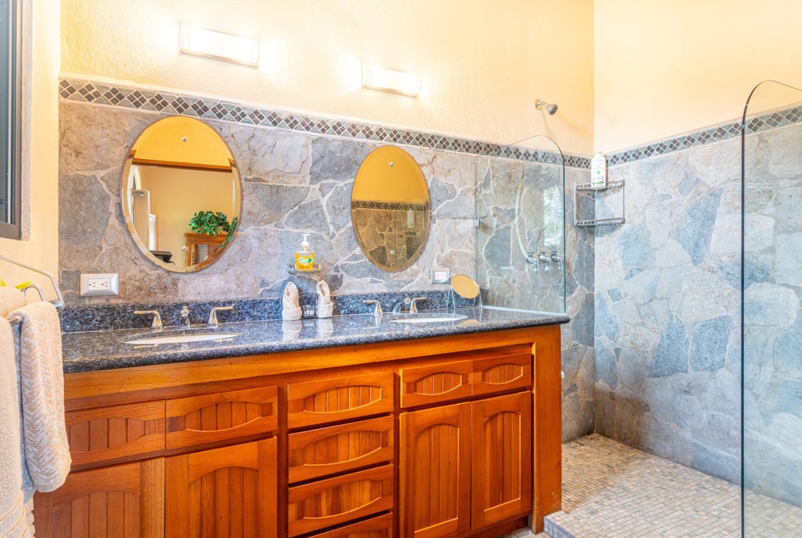 PROPERTY WITH AMAZING WHALE TAIL VIEW 3 BEDROOM HOME, IN UVITA – 1.58 ACRES