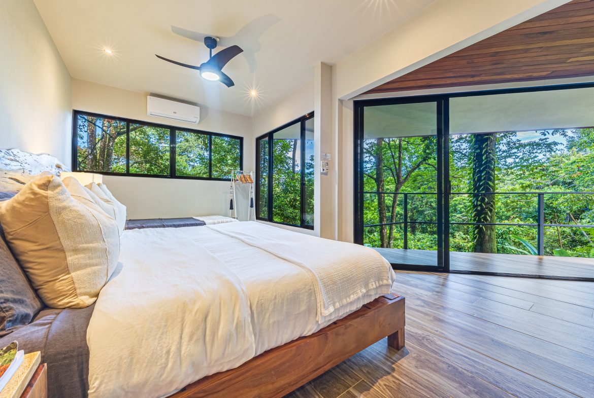 VILLA SOMBRA PROPERTY WITH FIVE BEDROOMS AND FOREST VIEWS, IN LA ALFOMBRA – 2.5 ACRES