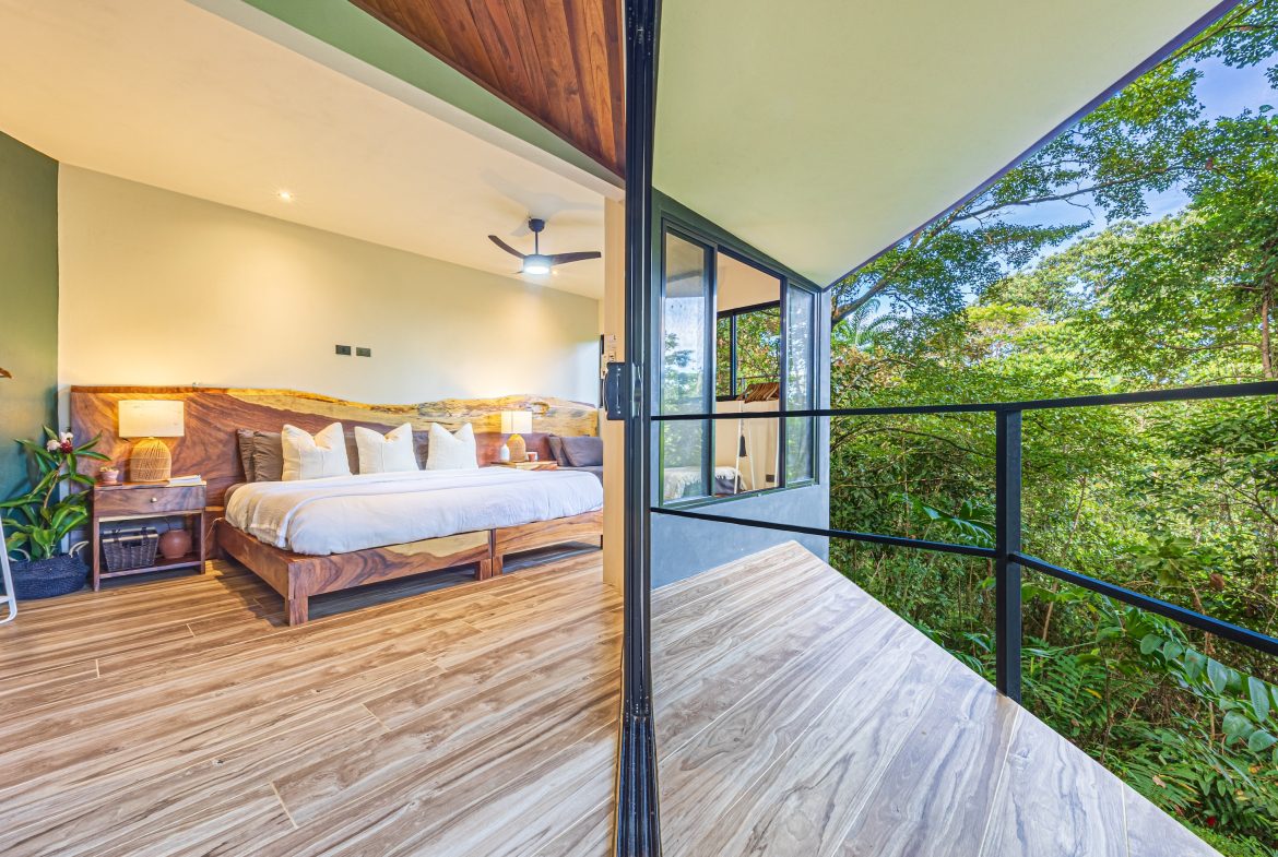 VILLA SOMBRA PROPERTY WITH FIVE BEDROOMS AND FOREST VIEWS, IN LA ALFOMBRA – 2.5 ACRES
